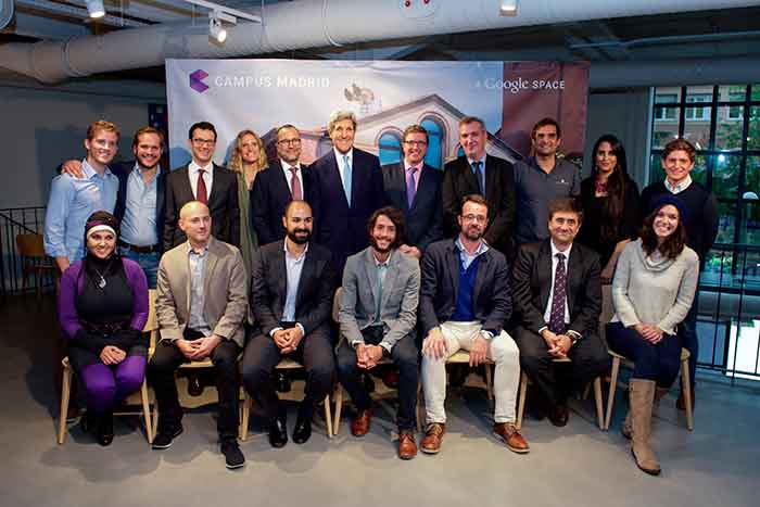 dzhon-kerri-vstretilsja-s-xtraice-522