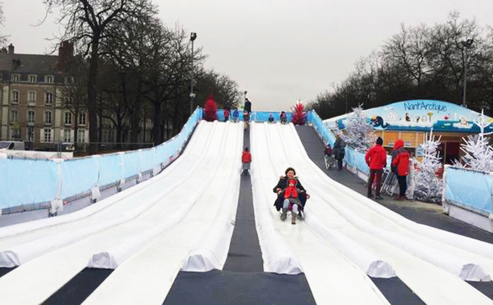 Górka lodowa z sześcioma torami do curlingu Górka lodowa z lodu syntetycznego Xtraice z sześcioma torami do zjadu.