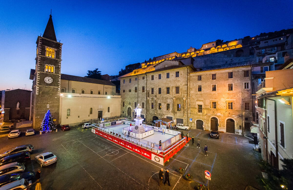 Piste di ghiaccio originali per ottenere una maggiore affluenza di pubblico ed esito. Piste di ghiaccio originali per ottenere una maggiore affluenza di pubblico ed esito.