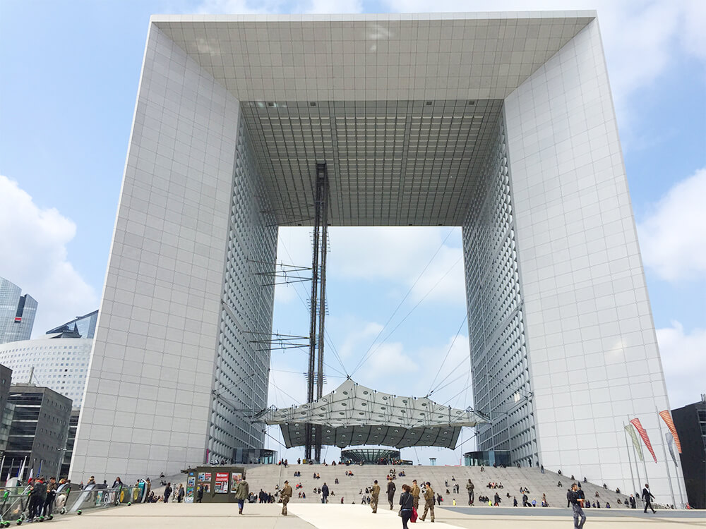 Xtraice coroa o céu de França instalando uma pista de gelo sintético no Arco da Defesa de Paris