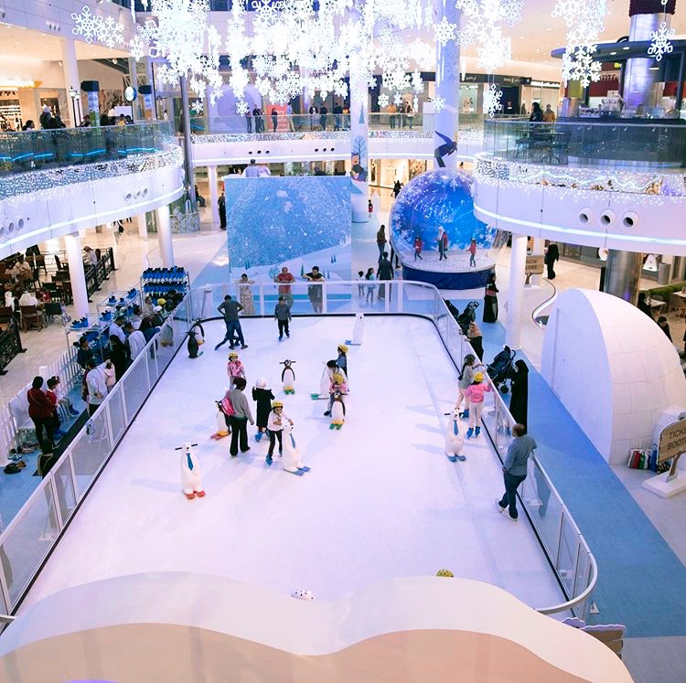 Pista di ghiaccio in un centro commerciale
