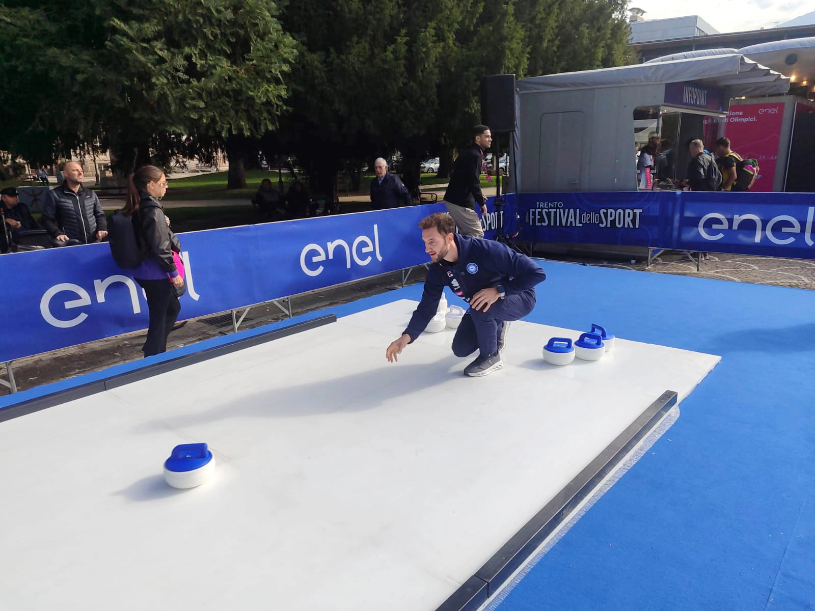 Amos Mosaner prova il curling su pista Xtraice al Festival dello Sport di Trento Amos Mosaner prova il curling su pista Xtraice al Festival dello Sport di Trento (9 ottobre 2025).