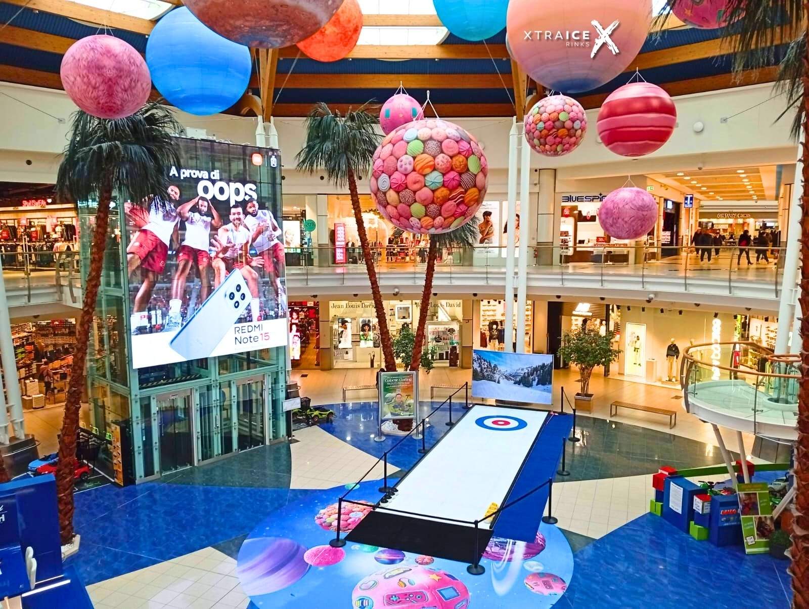 Pista di curling sintetico Xtraice allo Shopping Centre Le Befane di Rimini durante eventi olimpici