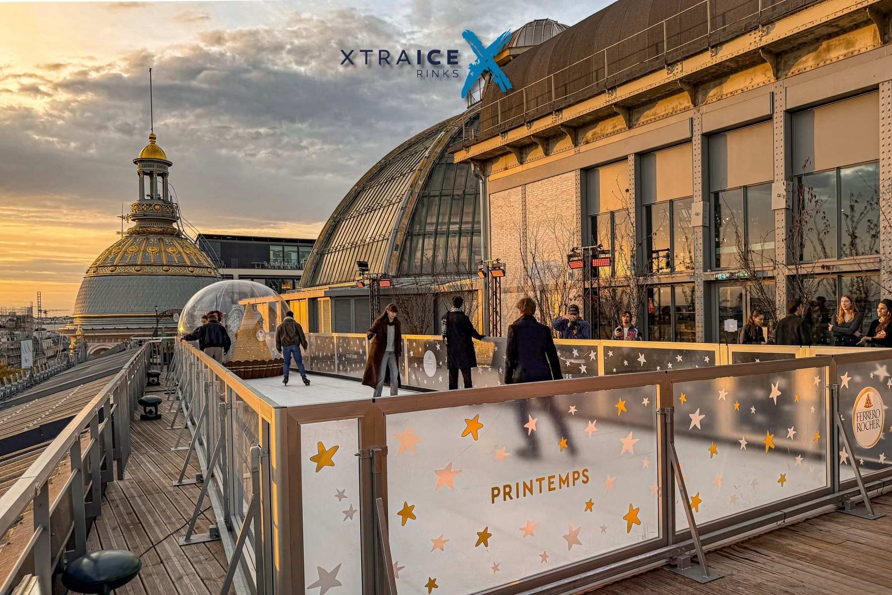 Pyramide de chocolats Ferrero Rocher à l’extrémité de la patinoire synthétique à Printemps Paris