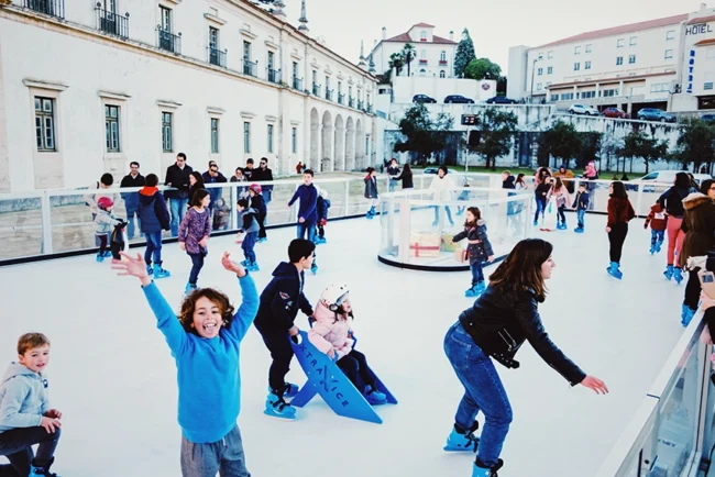 Evento navideño con pista de hielo sintético Evento navideño con pista de hielo sintético